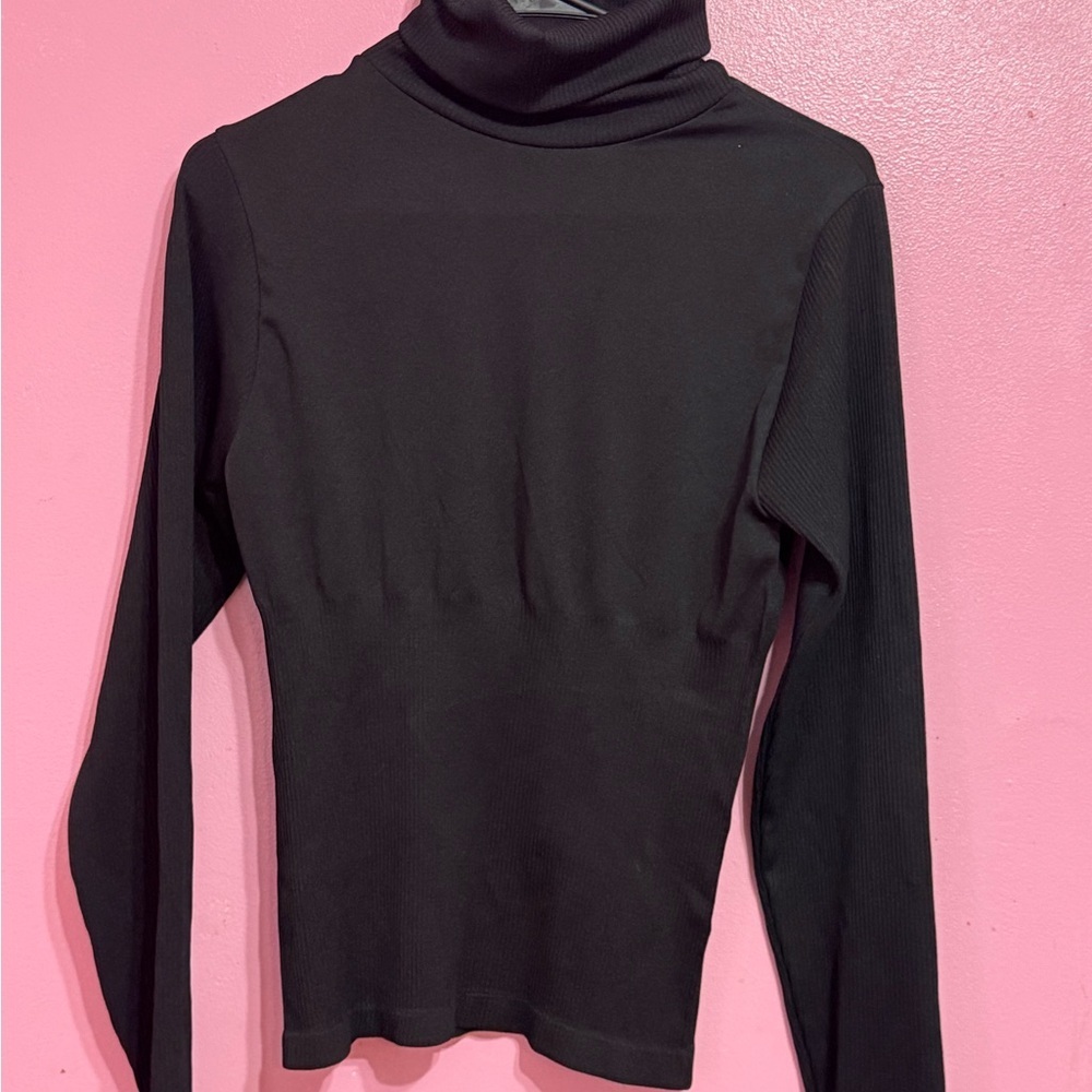 Women's Black Ribbed Turtleneck Long-Sleeve Top